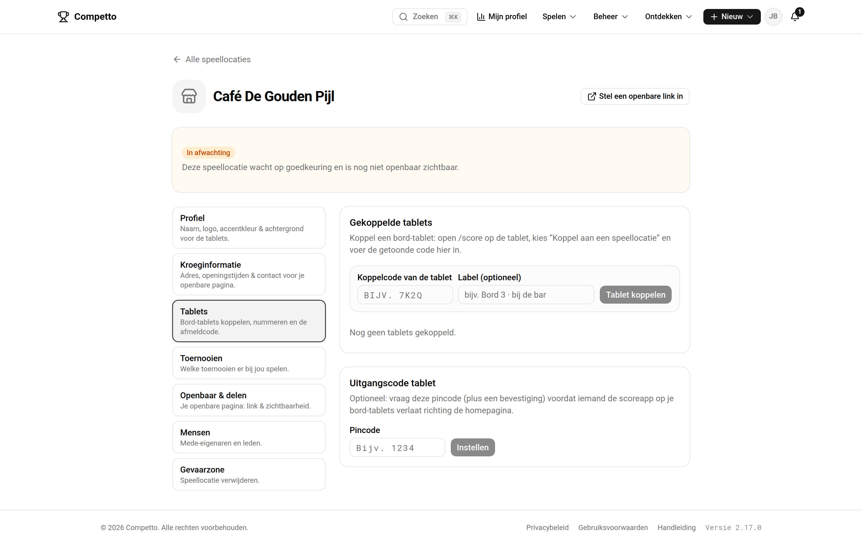 De beheerpagina van een speellocatie met de status In afwachting, de sub-onderdelen (Profiel, Kroeginformatie, Tablets, Toernooien, Openbaar en delen, Mensen), en de sectie om een bord-tablet te koppelen met een koppelcode.