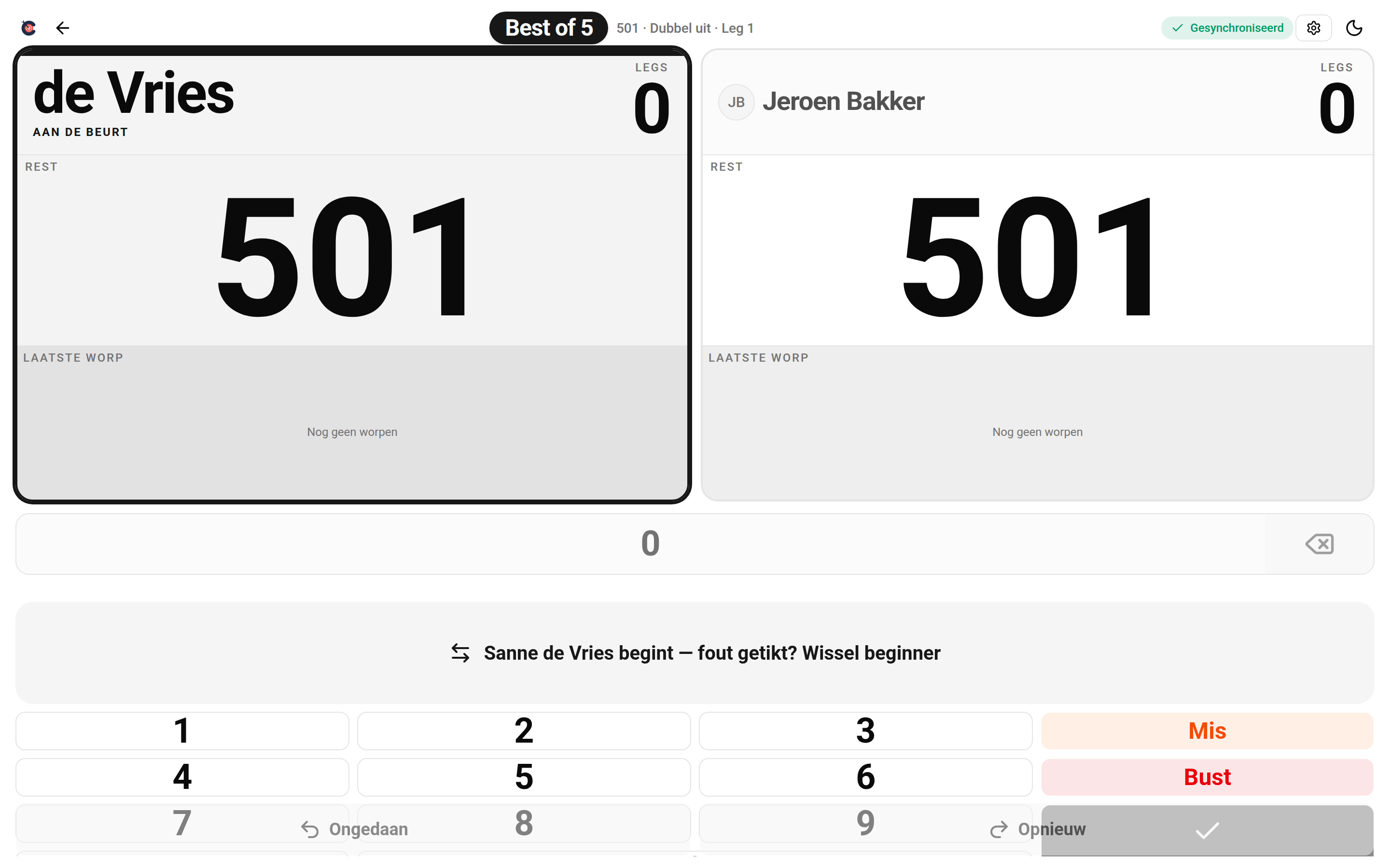 Het darts-scorebord op de tablet met twee spelers (Sanne de Vries aan de beurt en Jeroen Bakker), de resterende scores van 501, de spelregels 501 dubbel uit best of 5, de synchronisatie-indicator en het cijfertoetsenblok met Mis en Bust.