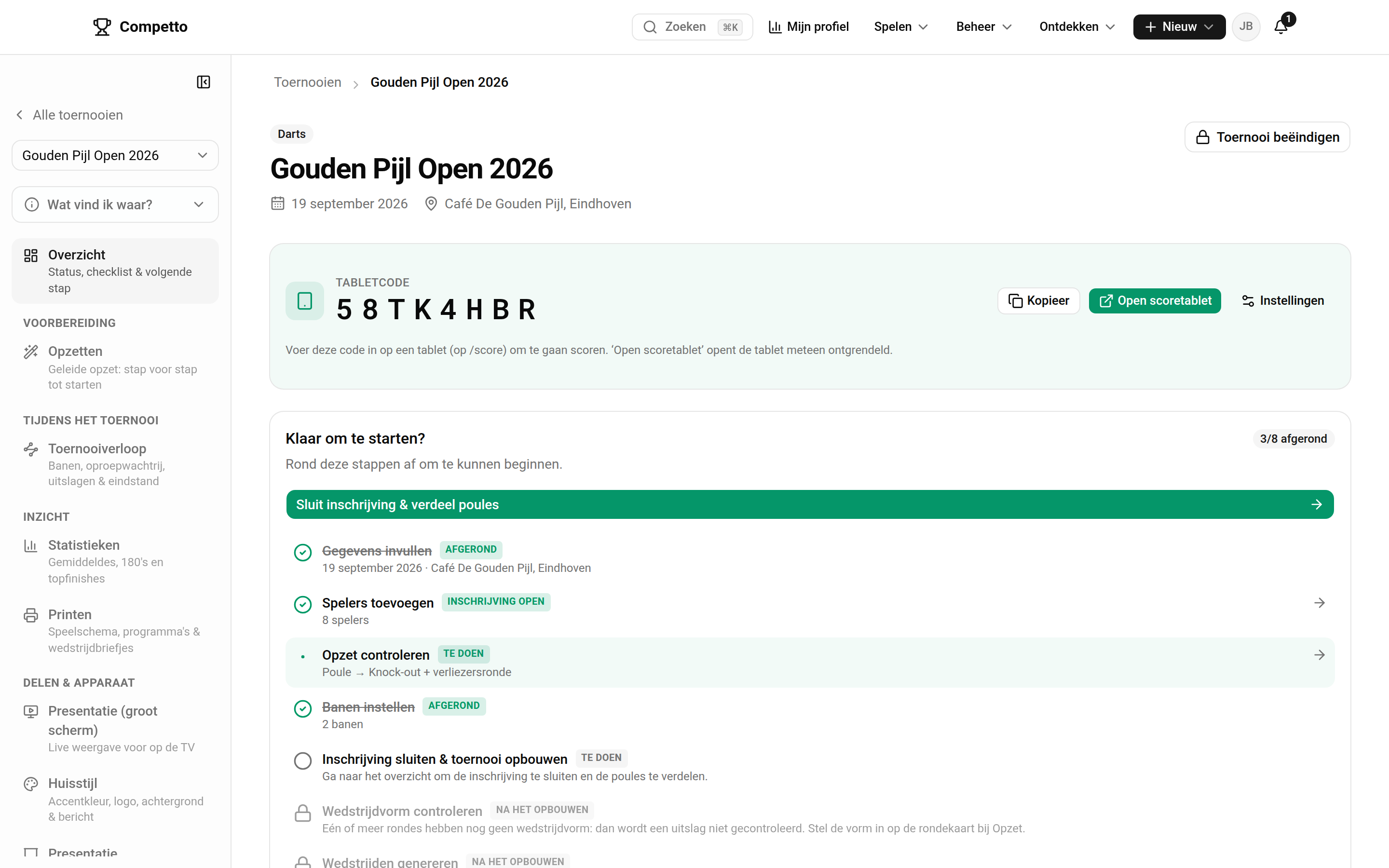 Het Overzicht van een toernooi met de zijbalk (Overzicht, Opzetten, Toernooiverloop, Statistieken, Printen, Presentatie, Huisstijl, Instellingen), de tabletcode, en de checklist Klaar om te starten met de knop Sluit inschrijving en verdeel poules.