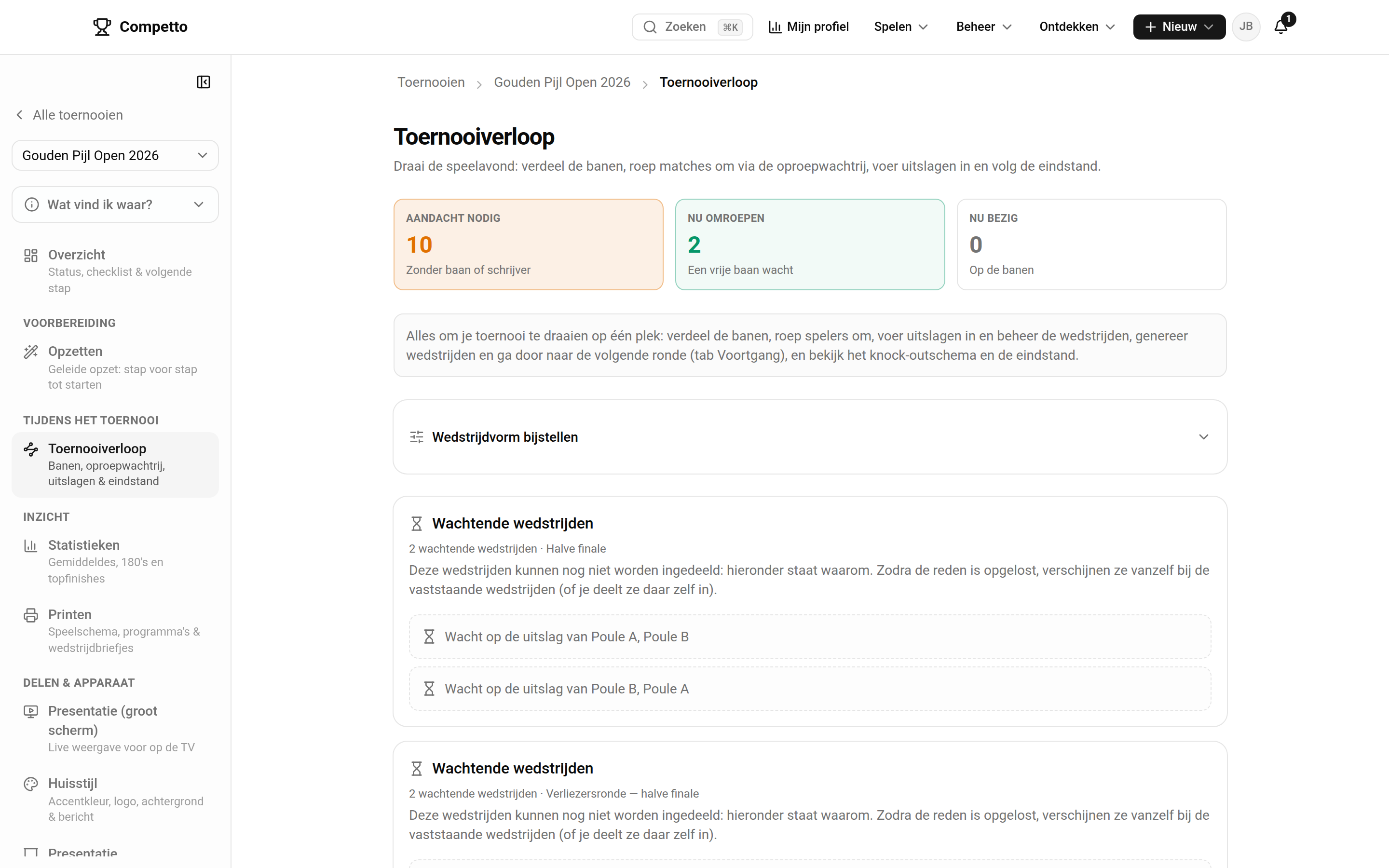 Het tabblad Vloer van Toernooiverloop met de oproepwachtrij (Nu omroepen, Aandacht nodig, Straks op de baan) en de banenplanner waarin je wedstrijden over de banen verdeelt.